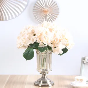 Vista dettagliata del mazzo di fiori di ortensia artificiali in vaso, elegante decorazione.