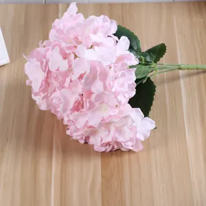 Primo piano dettagliato dei petali e della struttura del bouquet di ortensie artificiali.