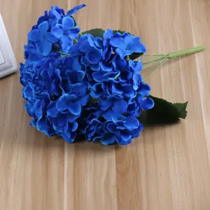 Vista dettagliata di un bouquet di ortensie artificiali blu a 5 teste per decorazione.