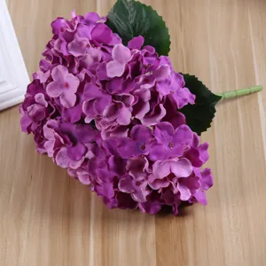 Vista dettagliata del bouquet di ortensie artificiali viola, ideale per decorazioni e matrimoni.