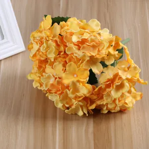 Vista dettagliata del bouquet di ortensie artificiali in seta a 5 teste per la casa.