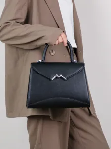 Elegante schwarze Handtasche mit Metallverschluss für Damen stilvolle modische Umhängetasche.
