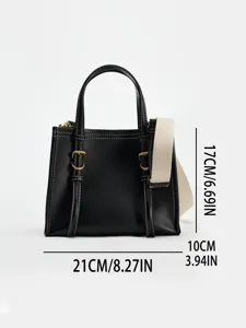 Détail de mini sac à main noir avec dimensions compactes de 21x17x10cm et surpiqûres.
