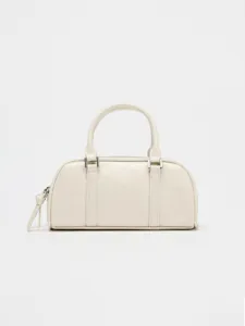 Nahaufnahme der cremeweißen Retro-Boston-Handtasche mit eleganten Metallbeschlägen und Griffen.