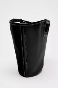 Minimalistische schwarze Ledertasche mit kontrastierenden Nähten und praktischem Design.
