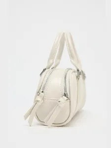 Detailansicht einer stilvollen, cremeweißen Mini-Boston-Tasche mit Doppelreißverschluss.