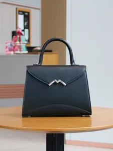 Elegante schwarze Leder-Henkeltasche mit ikonischem Metall-M-Schloss, Vintage-Stil Alltagstasche.