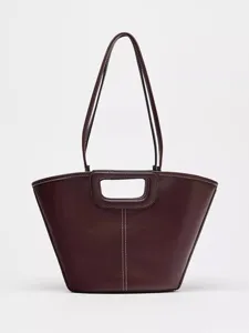 Dunkelrote Leder-Schultertasche mit einem einzigartigen Ausschnittgriff und hellen Nähten.