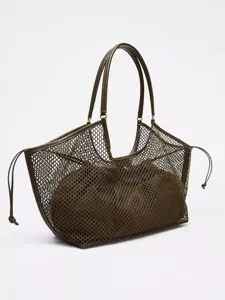 Detailaufnahme der dunkelgrünen Netztasche mit Ledergriffen und praktischem Kordelzug.