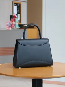 Schwarze Leder Handtasche Detail, klassischer Kelly Stil strukturierte Retro Schultertasche.