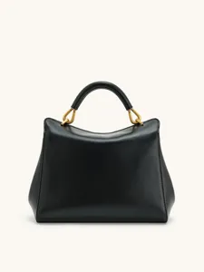 Sac à main structuré en cuir noir avec accessoires dorés et poignée pour femmes.