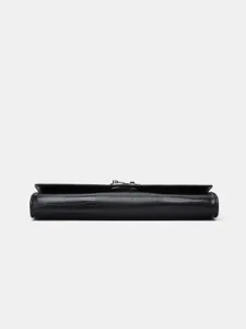 Zwarte avondtas met steenmotief detail, elegant baguette ontwerp met metalen sluiting.