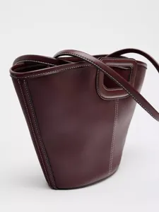 Minimalistische burgunderrote Ledertasche mit Kontrastnähten und doppelten Griffen für Damen.