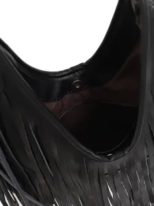 Detailopname van de zwarte franje schoudertas binnenkant met ritsvak en magnetische sluiting.