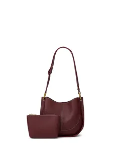 Sac a bandouliere en cuir bordeaux avec petite pochette, matiere souple et belles surpiqures.