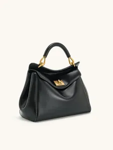 Élégant sac à main en cuir noir avec serrure métallique dorée et poignée pour femmes.