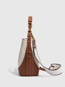Leinen Eimer Tasche Seitenansicht Detail mit Lederbesatz, breitem Gurt und grossem Volumen.