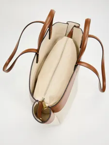 Dettaglio interno della borsa tote in tela, grande borsa da lavoro con pochette con zip.