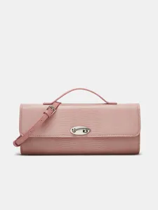 Gedetailleerd overzicht van roze hagedispatroon leren baguette tas, handvat en schouderriem.