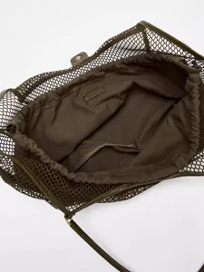 Dunkelgrüne Mesh Tragetasche Innendetail, große Kapazität lässige Umhängetasche.
