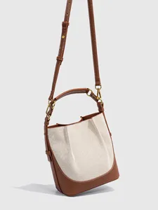 Detailansicht der Eimer Tasche aus Leder und Leinen, verstellbarer Riemen, Metallbeschläge.