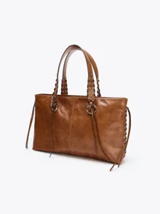Braune Vintage Damen Tote Tasche mit geflochtenen Henkeln und grossem Schultertasche Design.