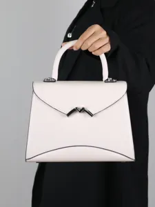 Elegante hellrosa Leder Henkeltasche, minimalistisches Trapez Klappendesign für Damen.