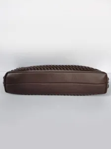 Detalle del fondo del bolso tejido de cuero marron oscuro, artesania de alta calidad.