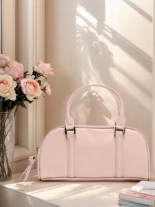 Rosa Boston Schultertasche Detail, elegantes Vintage-Design mit zwei Griffen und Metallbeschlägen.