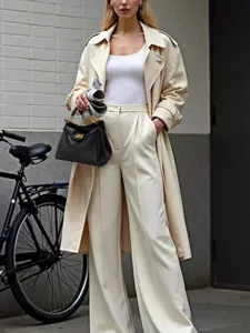 Vue détaillée d'un sac à main noir chic avec verrou doré dans un style de rue urbain.