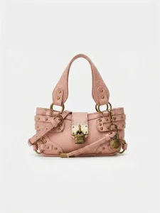 Sac à bandoulière rose style moto avec rivets et double cadenas, sac tendance chic et rock.