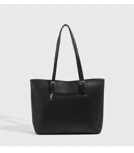 Schwarze PU Leder Handtasche Detailansicht mit Reissverschlusstasche und Metallschliessen.
