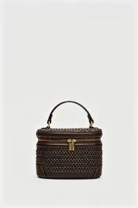 Vista detallada del bolso cosmético trenzado marrón de moda con asa y cremallera metálica.