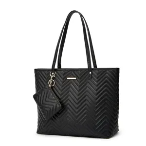 Vue détaillée du cabas matelassé noir avec pochette pour monnaie et bandoulières assorties.