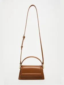Detailansicht der braunen Mini-Handtasche Lederstruktur, verstellbarer Riemen und Metallteile.