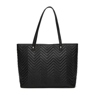 Détail du sac cabas matelassé noir avec motif chevron classique et des lanières résistantes.