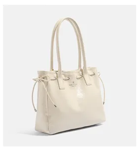 Nahaufnahme der cremeweißen Ledertasche mit elegantem Kordelzug an der Seite und Henkel.