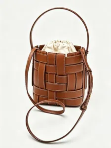 Sac seau tressé en cuir marron avec pochette coulissante blanche et bandoulière amovible.