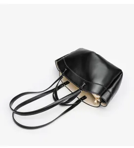 Sac cabas bandoulière noir classique en cuir avec longues poignées, vue de détail.