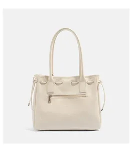 Nahaufnahme der eleganten weißen Damen Schultertasche mit Kordelzug und praktischem Reißverschluss.