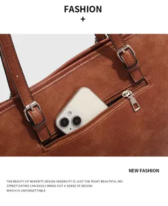 Braune PU Leder Tote Handtasche Außentasche mit Reißverschluss Detail für praktischen Alltag.