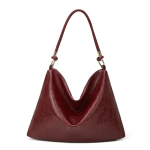 Dunkelrote weiche Leder Schultertasche Detail, Vintage Hobo Handtasche Textur und Riemen.