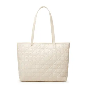 Élégant sac cabas matelassé beige pour femme, sac à épaule minimaliste pour le travail.