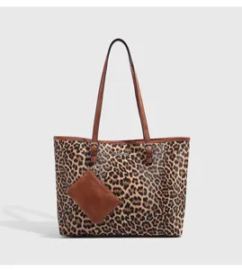 Detailansicht der stylischen Leo-Print Tasche mit praktischer kleiner Anhängertasche.