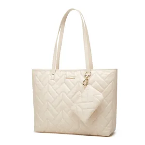 Sac cabas matelassé beige pour femme avec pochette assortie, sac épaule élégant et pratique.