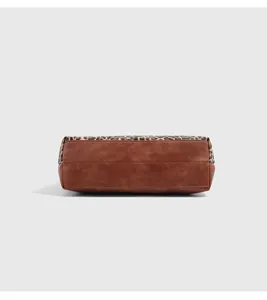 Unterdetailansicht der Handtasche mit Leopardenmuster und robustem braunen Leder.