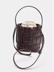 Sac seau tressé en cuir marron foncé avec pochette intérieure coulissante et sangle amovible.