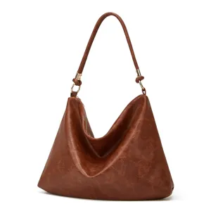 Detailansicht der braunen, weichen Leder Schultertasche mit Metallbeschlägen und großem Stauraum.