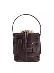 Élégant sac seau en cuir tissé marron foncé avec coutures contrastantes blanches élégantes.