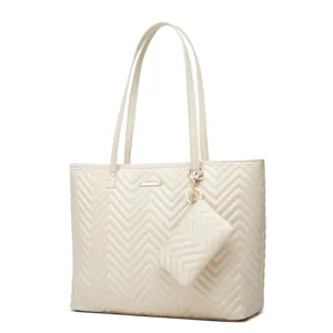 Sac cabas matelassé beige pour femme, grand sac à bandoulière avec pochette assortie.